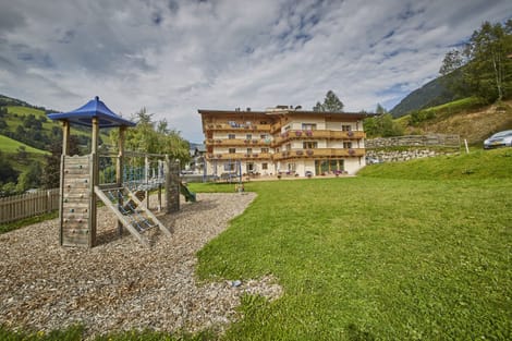 Hotel Johanneshof in Hinterglemm im Sommer mit Terrasse und Spielplatz