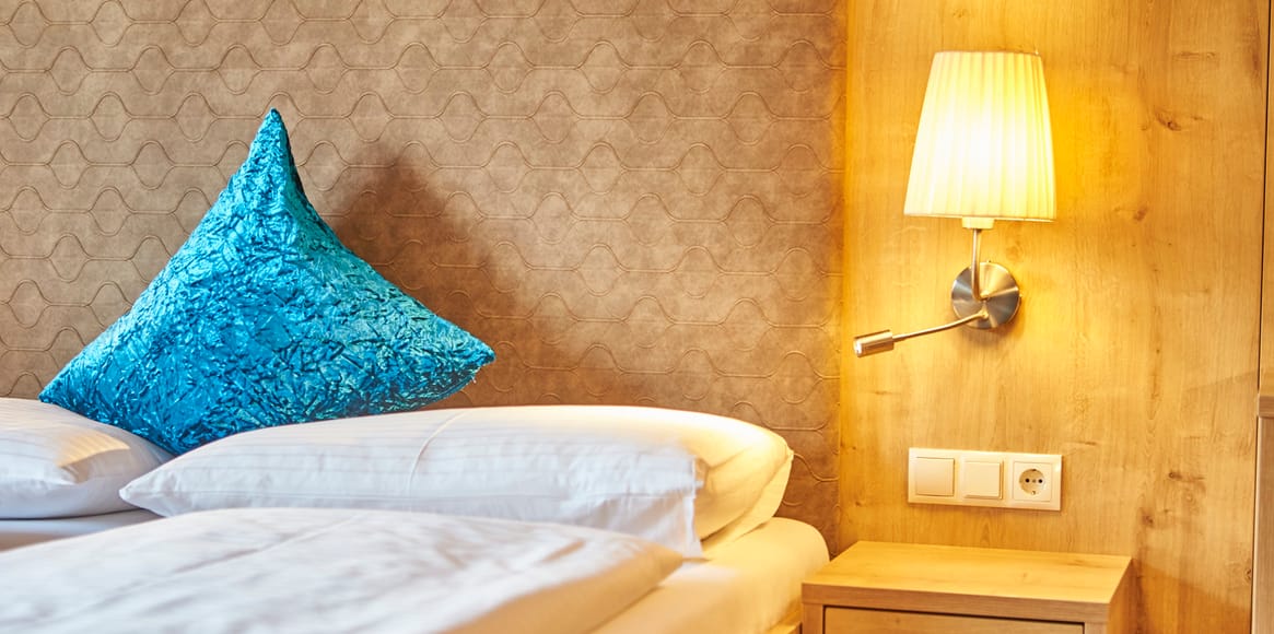 Hotelzimmer im Johanneshof in Saalbach Hinterglemm mit gemütlichem Sitzbereich
