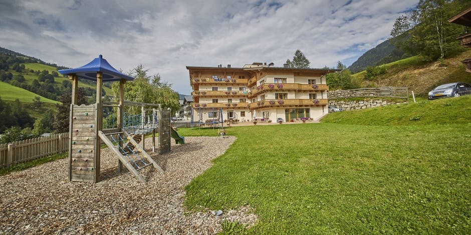 Hotel Johanneshof in Hinterglemm im Sommer mit Terrasse und Spielplatz