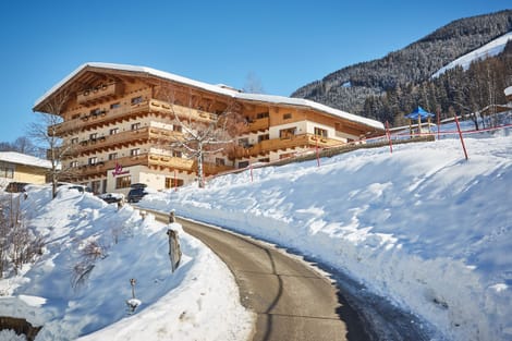 Hotel Johanneshof im Winter in Hinterglemm mit verschneiter Auffahrt
