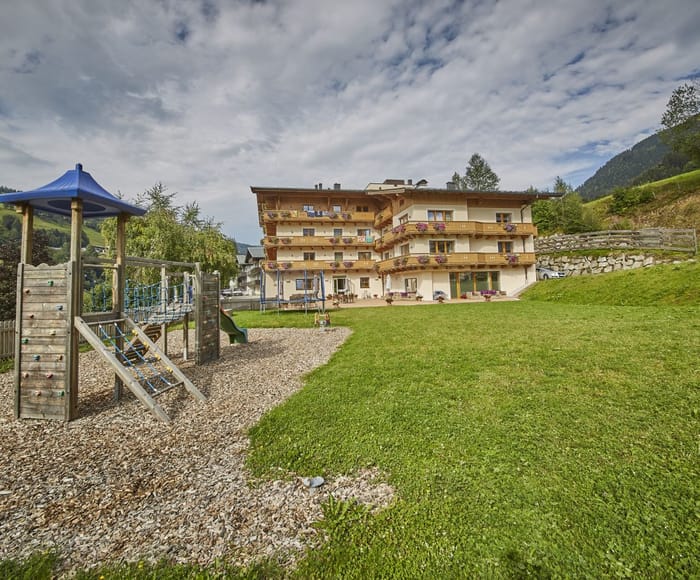 Hotel Johanneshof in Hinterglemm im Sommer mit Terrasse und Spielplatz