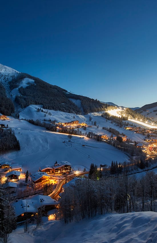 Winterlandschaft in Saalbach Hinterglemm mit verschneiten Bergen