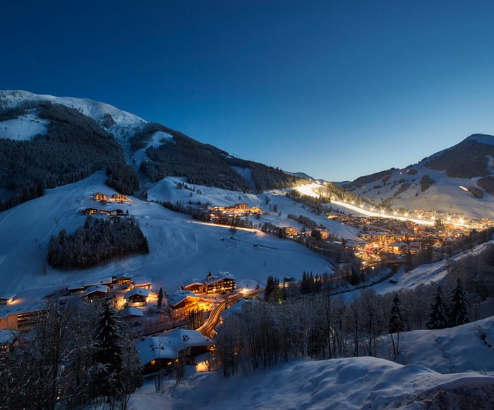 Winterlandschaft in Saalbach Hinterglemm mit verschneiten Bergen