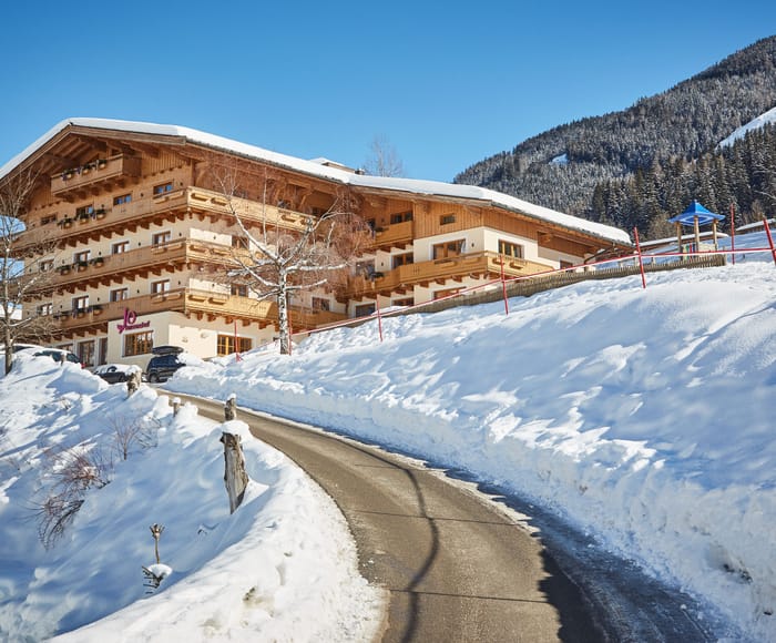 Hotel Johanneshof im Winter in Hinterglemm mit verschneiter Auffahrt