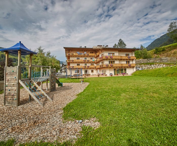 Hotel Johanneshof im Sommer mit Panoramablick